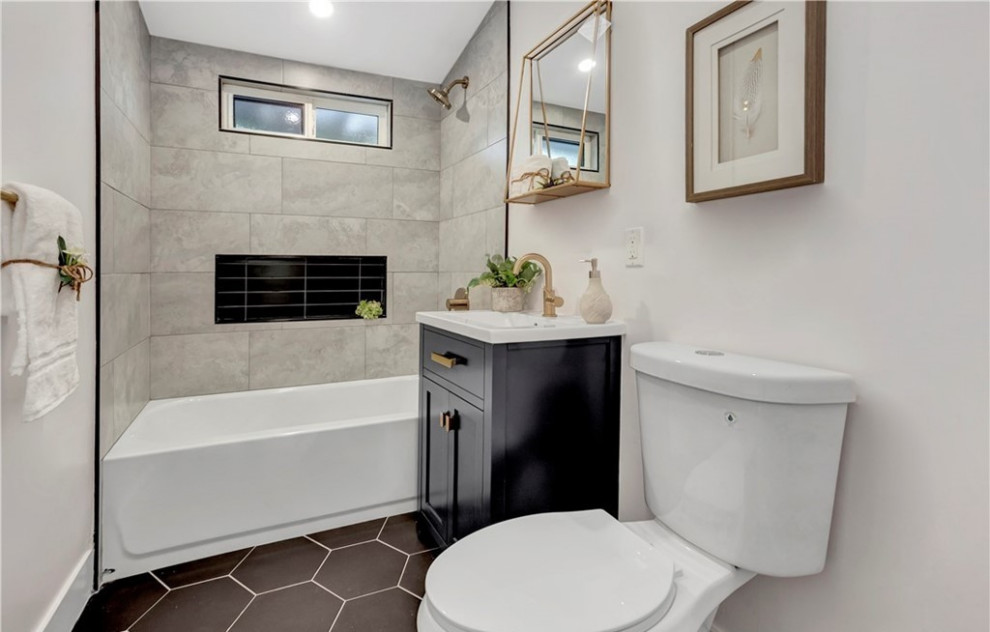 На фото: ванная комната в современном стиле с фасадами с утопленной филенкой, черными фасадами, ванной в нише, душем в нише, унитазом-моноблоком, белыми стенами, полом из керамической плитки, душевой кабиной, монолитной раковиной, столешницей из известняка, черным полом, шторкой для ванной, белой столешницей, нишей, тумбой под одну раковину и напольной тумбой