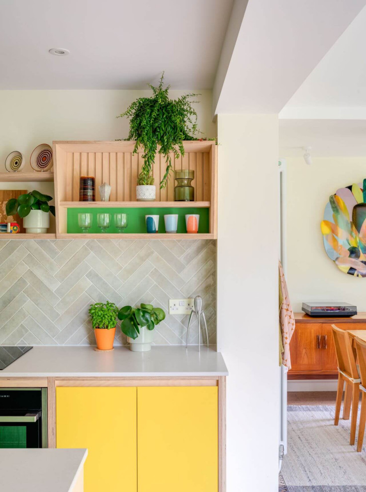 Стильный дизайн: угловая кухня-гостиная среднего размера в стиле модернизм с двойной мойкой, плоскими фасадами, пробковым полом и островом - последний тренд