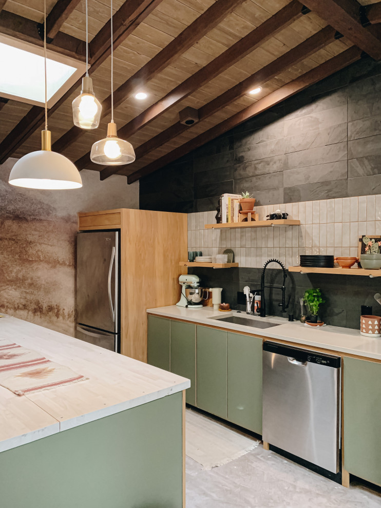 Idéer för ett stort modernt grå linjärt kök och matrum, med en undermonterad diskho, släta luckor, gröna skåp, bänkskiva i betong, flerfärgad stänkskydd, stänkskydd i skiffer, rostfria vitvaror, betonggolv, en köksö och grått golv