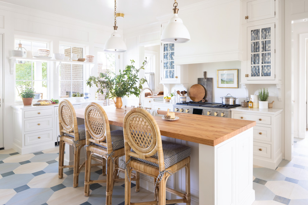 ルイビルにある中くらいなシャビーシック調のおしゃれなキッチン (白いキャビネット、白いキッチンパネル、シルバーの調理設備、青い床) の写真