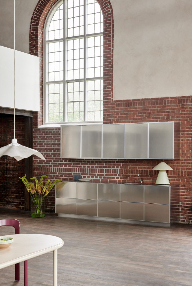 コペンハーゲンにあるインダストリアルスタイルのおしゃれなI型キッチン (グレーのキャビネット、ステンレスカウンター、グレーのキッチンカウンター) の写真