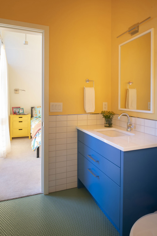На фото: ванная комната в стиле фьюжн с плоскими фасадами, синими фасадами, белой плиткой, желтыми стенами, душевой кабиной, зеленым полом, белой столешницей, тумбой под одну раковину и встроенной тумбой