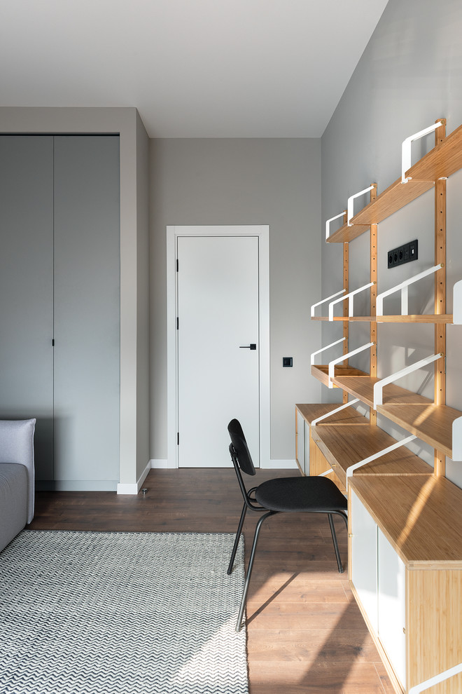 Спокойный, темный интерьер с элементами дерева