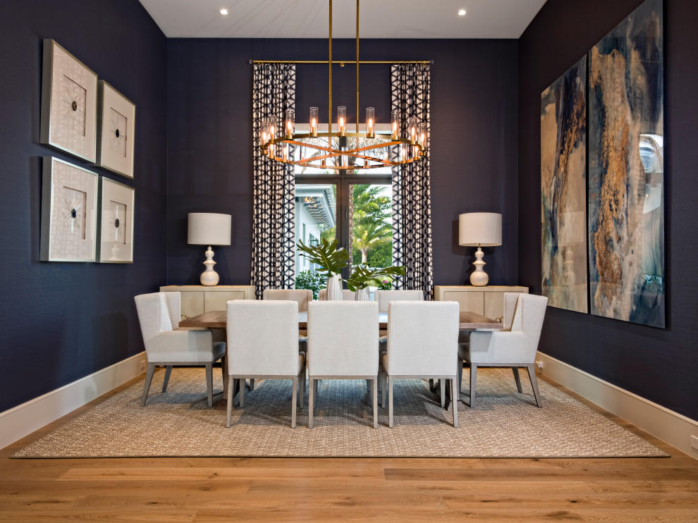 Idee per una grande sala da pranzo aperta verso il soggiorno moderna con pareti blu, parquet chiaro e pavimento marrone