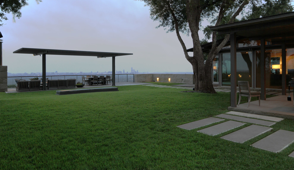 Inspiration for a modern landscaping in Austin.