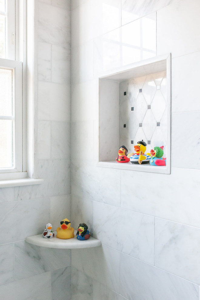 Inredning av ett klassiskt litet grå grått en-suite badrum, med skåp i shakerstil, vita skåp, ett badkar i en alkov, en dusch/badkar-kombination, en toalettstol med separat cisternkåpa, blå kakel, marmorkakel, blå väggar, marmorgolv, ett undermonterad handfat, marmorbänkskiva, grått golv och dusch med skjutdörr