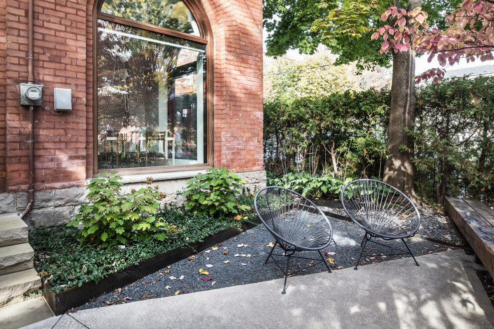 На фото: маленький таунхаус в современном стиле для на участке и в саду