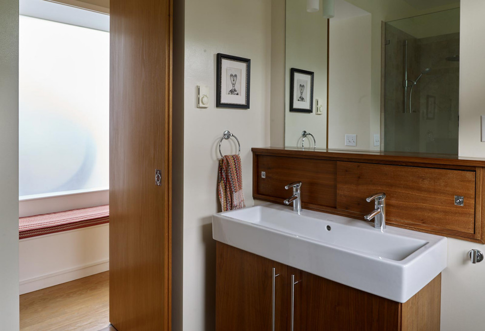 Idee per una stanza da bagno design con ante in legno chiaro, parquet chiaro e top bianco