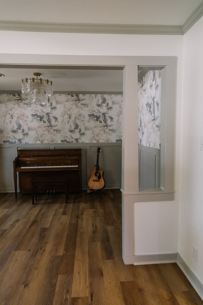 Aménagement d'une entrée craftsman de taille moyenne avec un mur blanc, un sol marron et du papier peint.