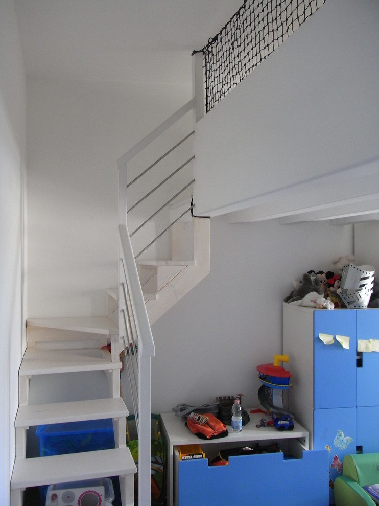 Immagine di una piccola cameretta per bambini moderna con pareti bianche e parquet scuro