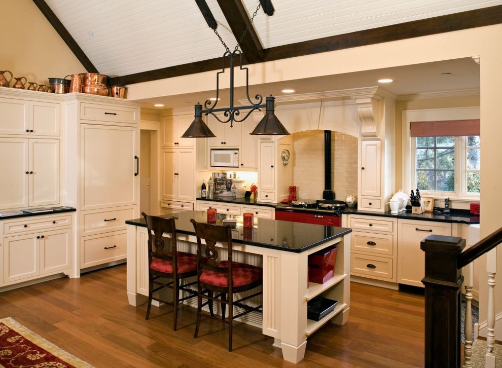 Design ideas for a traditional kitchen in Minneapolis with coloured appliances.