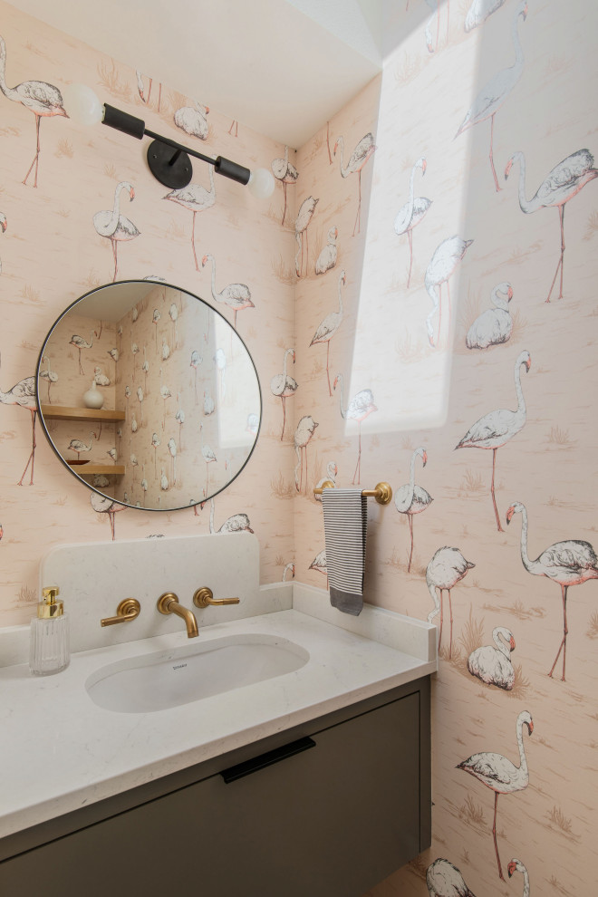 Foto di un bagno di servizio chic con ante lisce, ante grigie, pareti multicolore, lavabo sottopiano, top bianco, mobile bagno sospeso e carta da parati