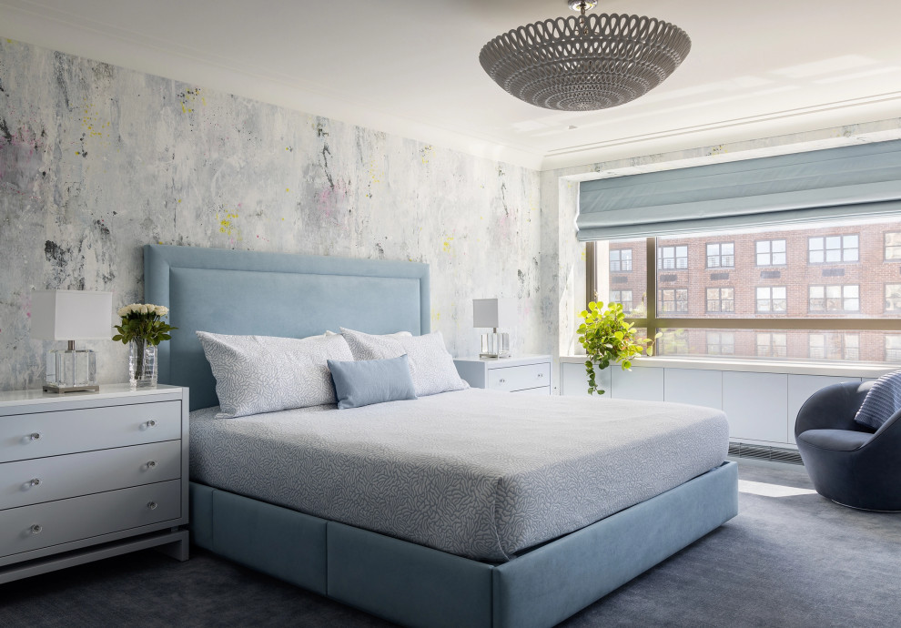Стильный дизайн: хозяйская спальня среднего размера в современном стиле с разноцветными стенами, ковровым покрытием и синим полом без камина - последний тренд