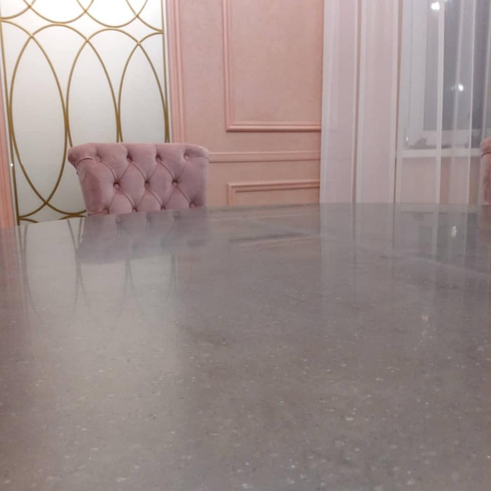 Кухня и гостиная с витринами