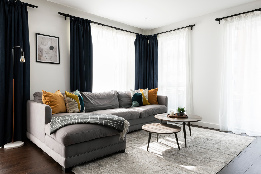 Idee per un soggiorno scandinavo di medie dimensioni e aperto con pareti bianche, pavimento in vinile, parete attrezzata e pavimento marrone