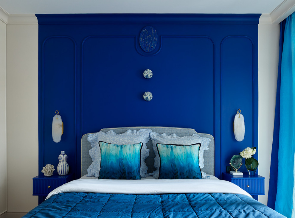 Immagine di una camera matrimoniale tradizionale con pareti blu, pavimento in legno massello medio, pavimento beige e pannellatura