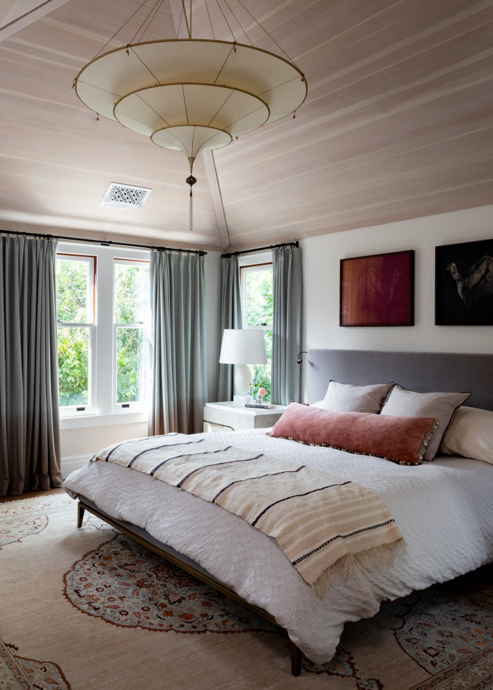 Großes Klassisches Hauptschlafzimmer mit weißer Wandfarbe, braunem Holzboden, braunem Boden, Holzdecke und gewölbter Decke in Sonstige