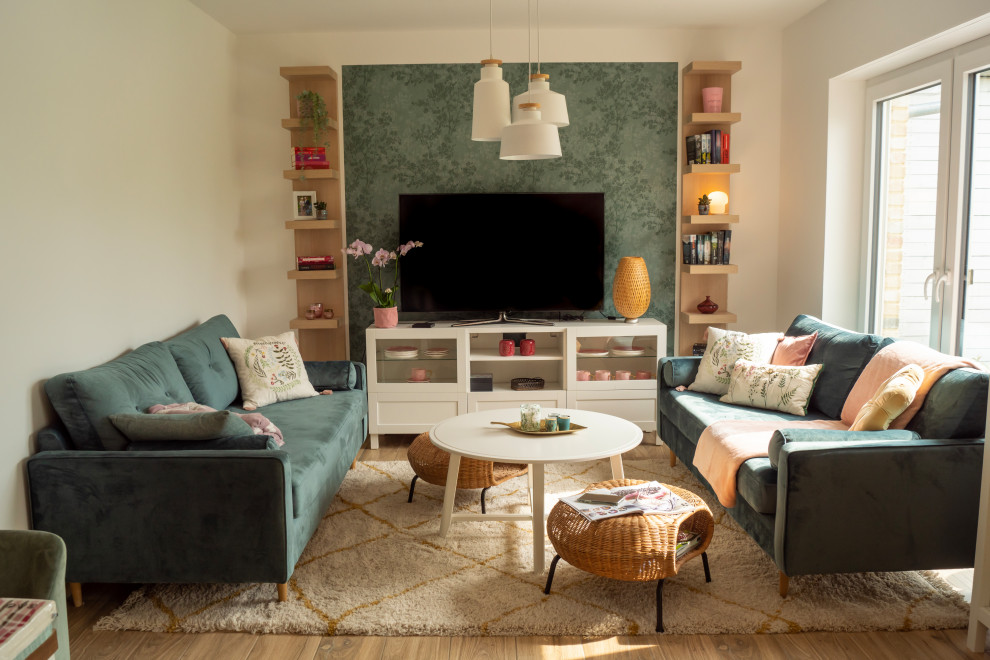 Esempio di un soggiorno scandinavo di medie dimensioni e aperto con pareti verdi, TV a parete, pavimento marrone e parquet chiaro