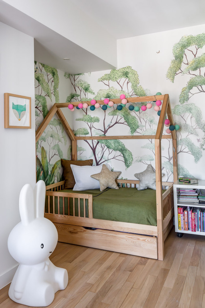 Ejemplo de dormitorio infantil de 4 a 10 años moderno de tamaño medio con paredes verdes, suelo de madera clara, suelo beige y papel pintado