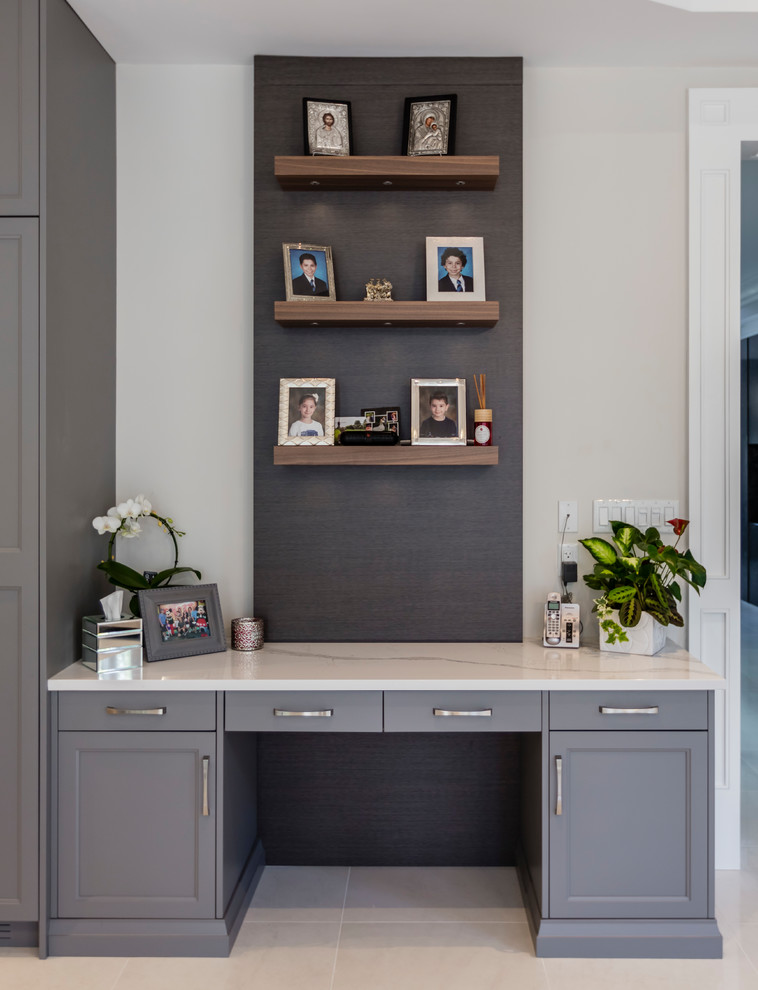 Kitchen - transitional kitchen idea in Toronto