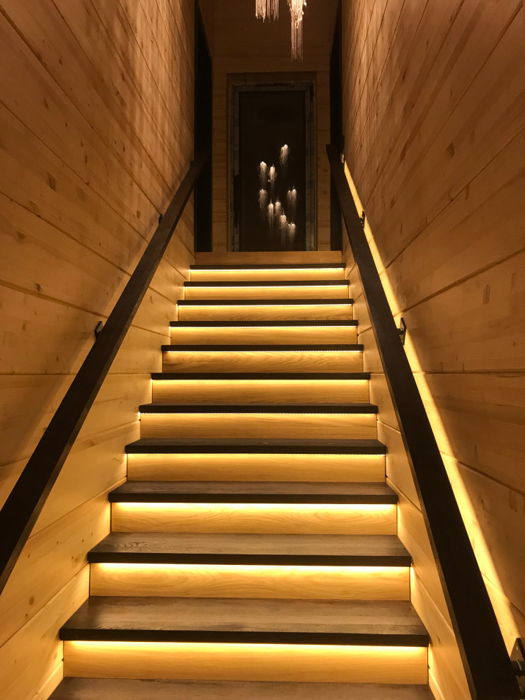 Modelo de escalera recta contemporánea con escalones de madera, contrahuellas de madera, barandilla de madera y machihembrado