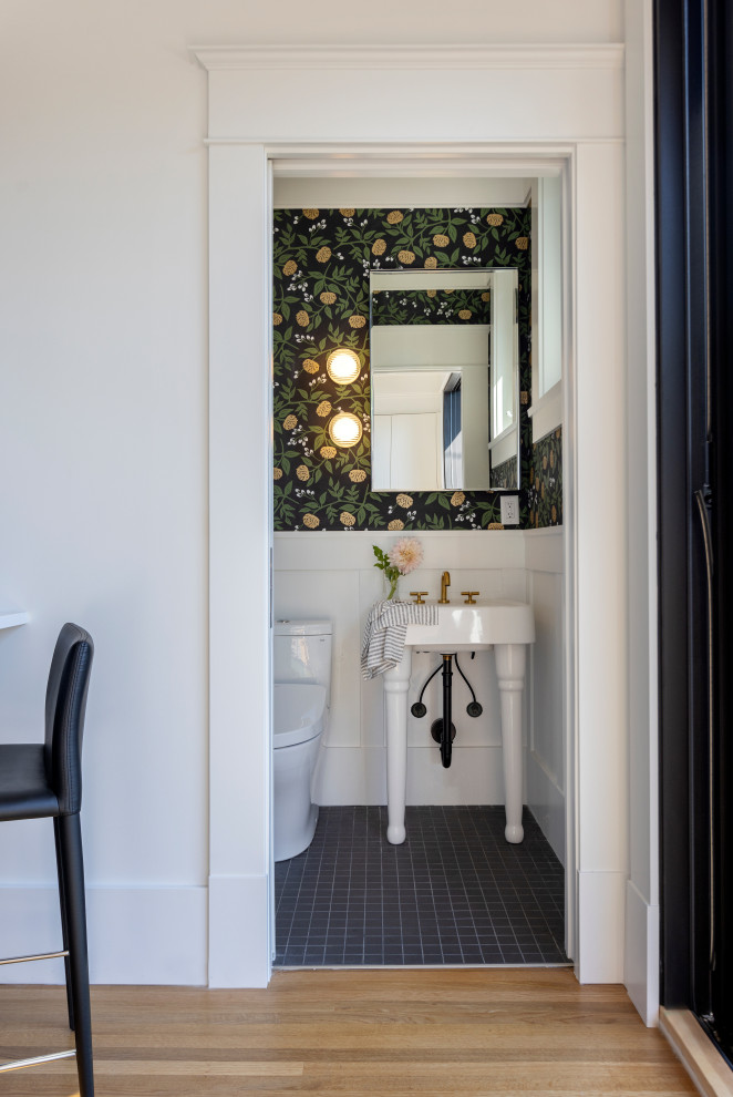 Kleine Gästetoilette mit weißen Schränken, Toilette mit Aufsatzspülkasten, Sockelwaschbecken, freistehendem Waschtisch und vertäfelten Wänden in Vancouver