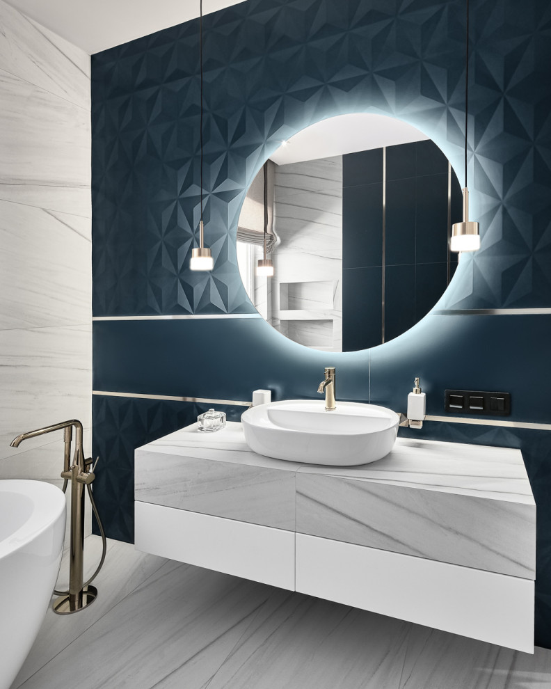 Imagen de cuarto de baño principal y único actual de tamaño medio con baldosas y/o azulejos azules, baldosas y/o azulejos de cemento, encimera de azulejos, suelo blanco y encimeras azules