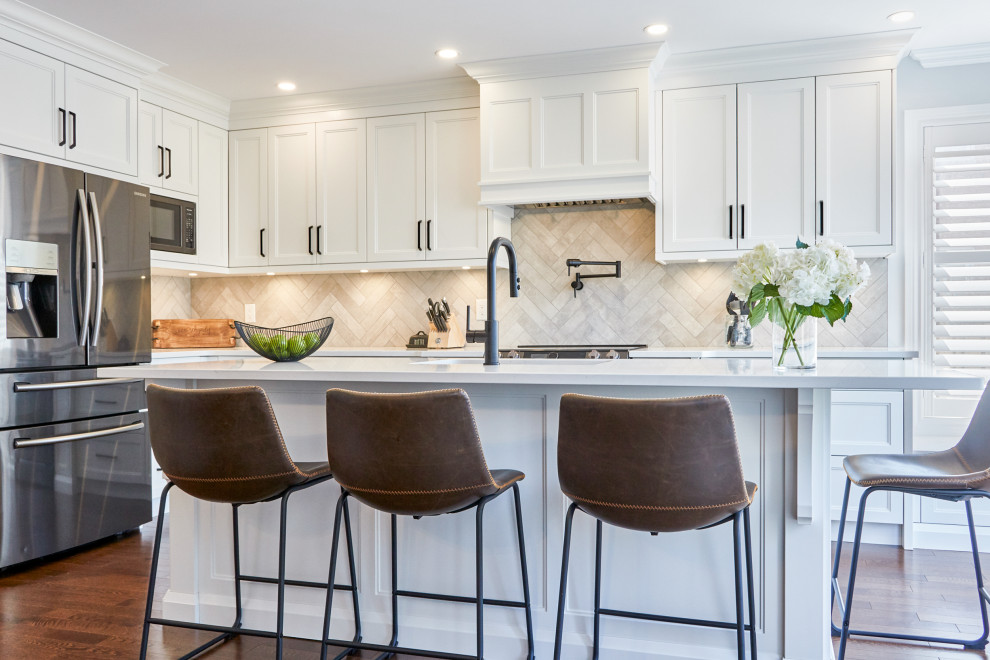 Transitional kitchen photo in Toronto