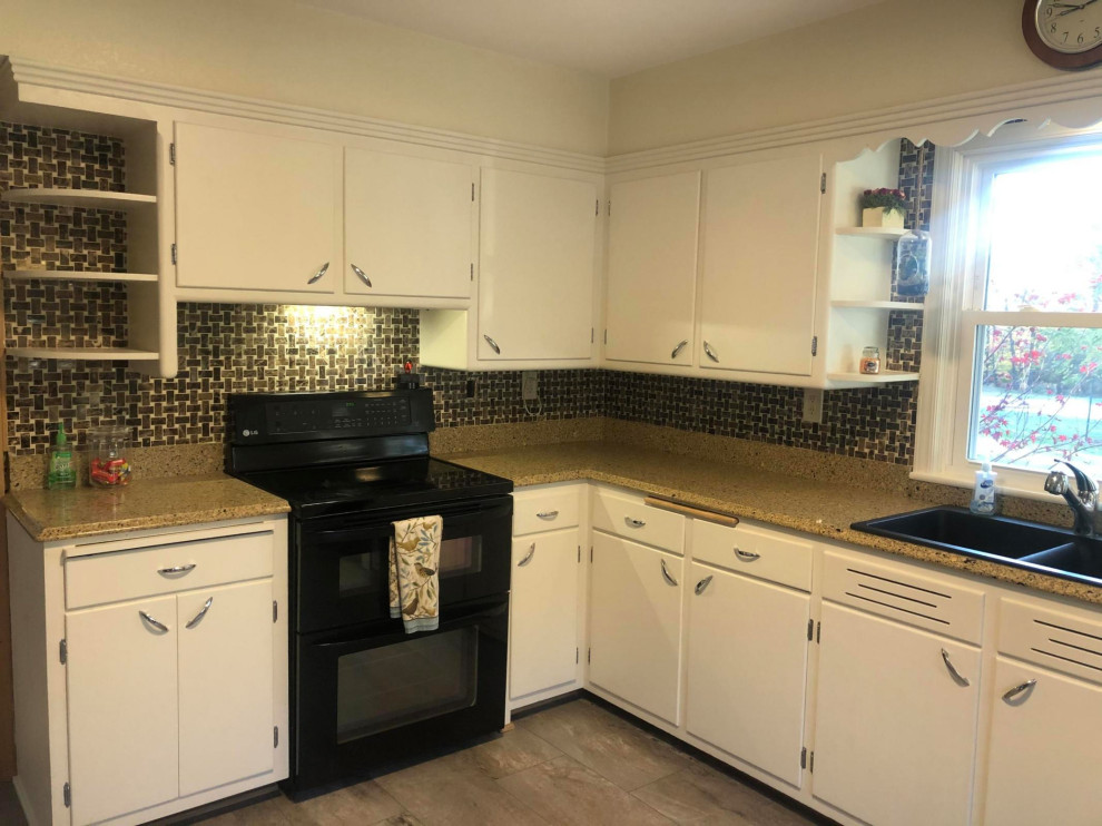 Ugly, mismatched kitchen facelift on a very tight budget