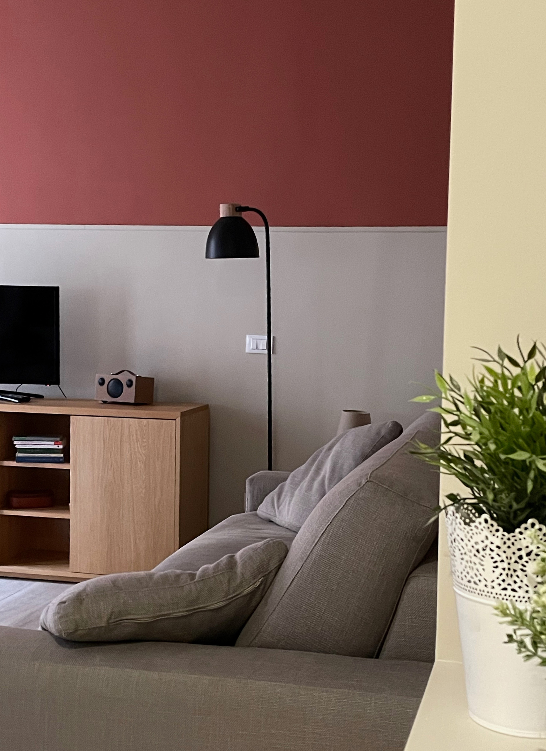 Parete TV con arredo contenitivo su misura