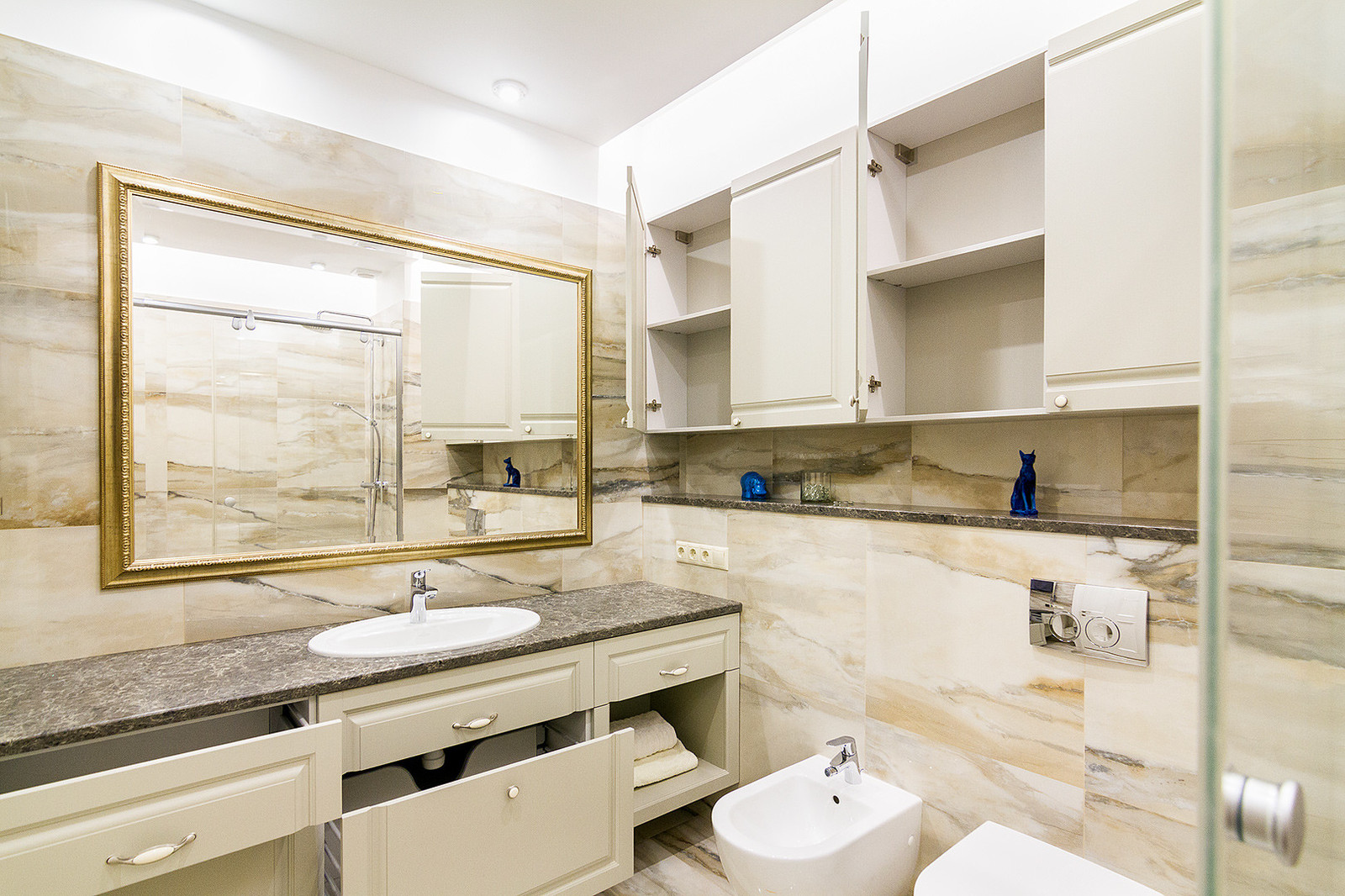 Мебель в ванную  комнату в светлых тонах.