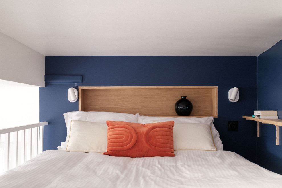 Diseño de dormitorio tipo loft y blanco y madera contemporáneo pequeño con paredes azules