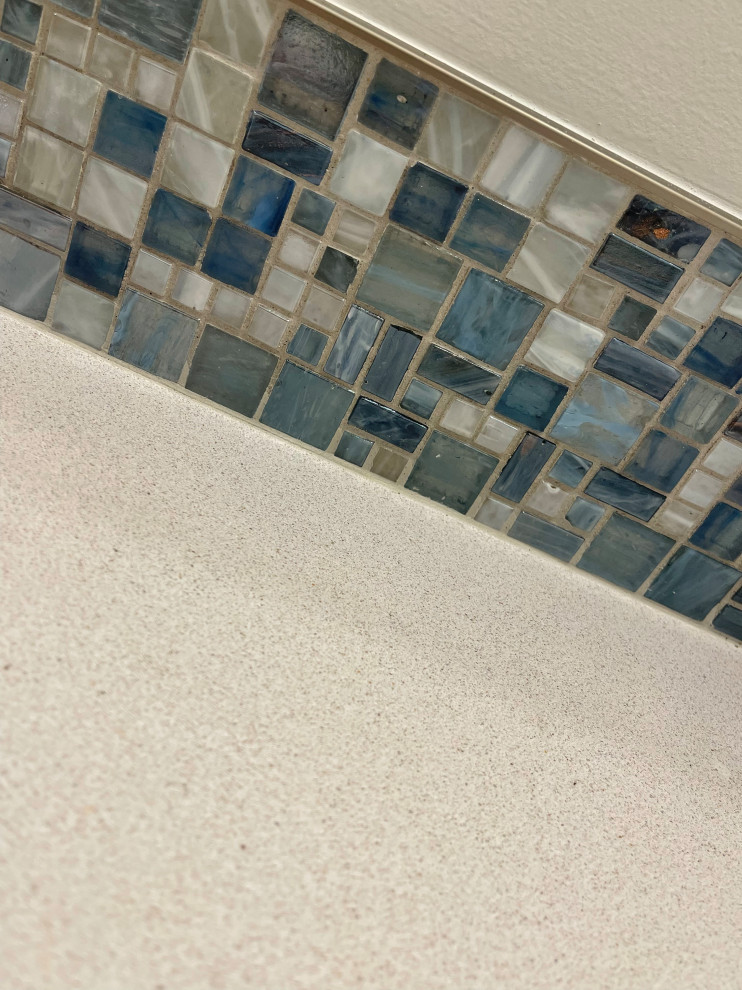 Inredning av ett maritimt vit vitt badrum för barn, med skåp i shakerstil, blå skåp, blå kakel, glasskiva, grå väggar, skiffergolv, ett undermonterad handfat, bänkskiva i kvartsit, svart golv och dusch med gångjärnsdörr