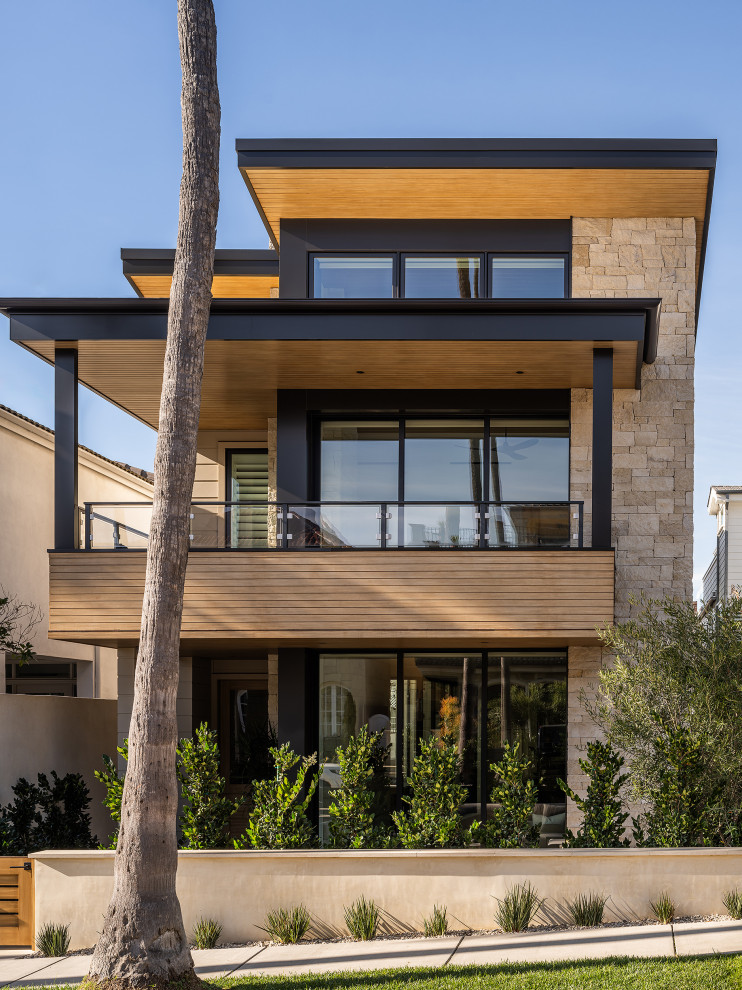 Diseño de fachada de casa multicolor contemporánea de tres plantas con tejado plano