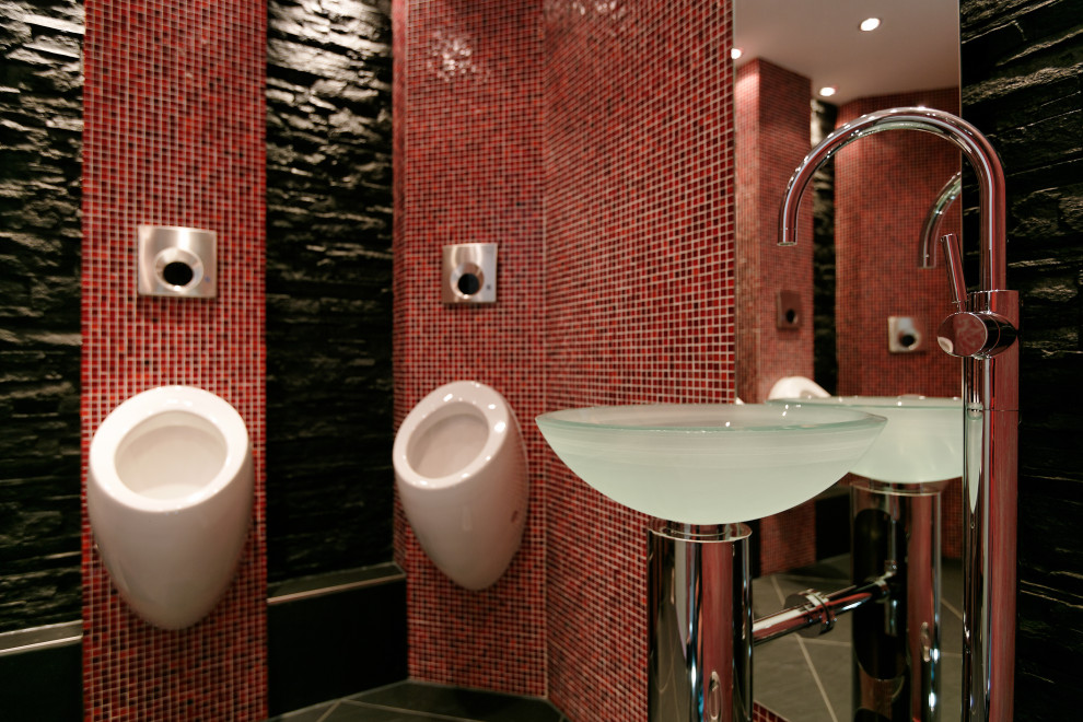 Exemple d'un très grand WC suspendu asiatique avec un carrelage rouge, un carrelage en pâte de verre, un mur noir, un sol en ardoise, un plan vasque, un plan de toilette en verre, un sol noir, meuble-lavabo sur pied et un plafond décaissé.