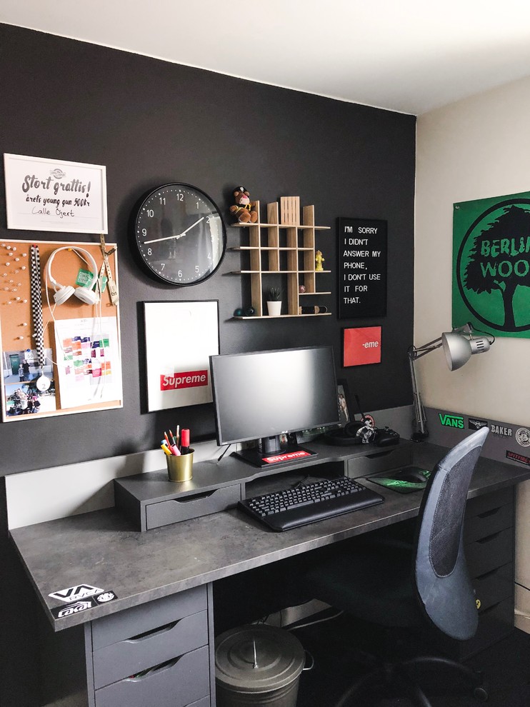 Bild på ett funkis barnrum kombinerat med skrivbord, med svarta väggar