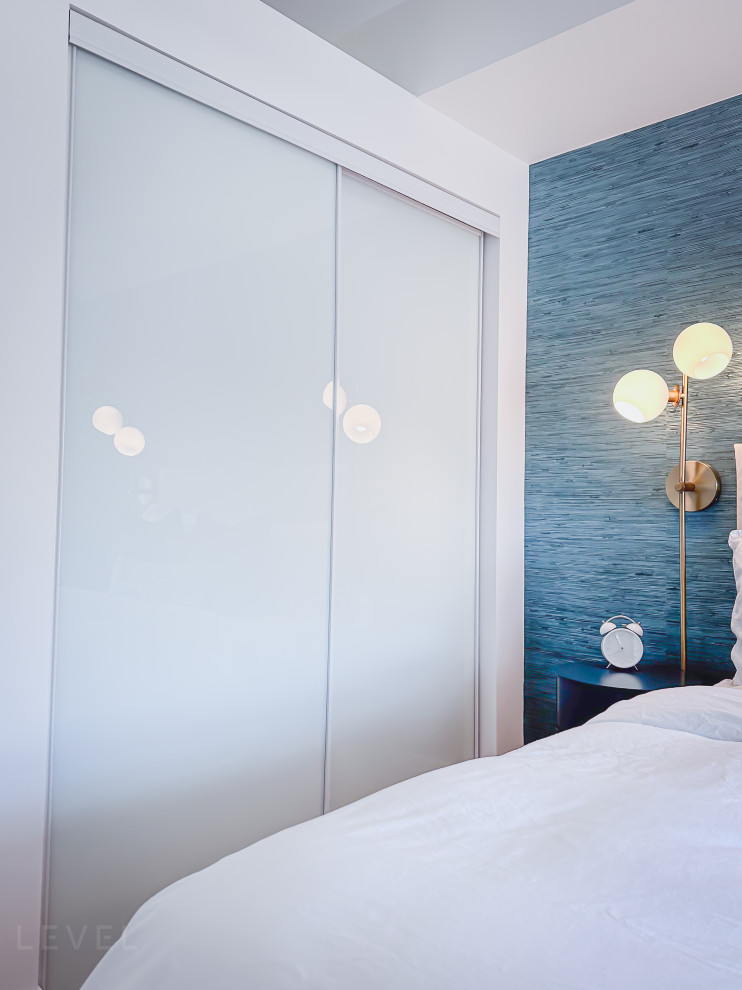 Свежая идея для дизайна: хозяйская спальня среднего размера в стиле модернизм с зелеными стенами, полом из винила и коричневым полом - отличное фото интерьера