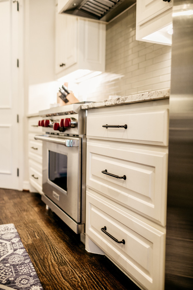 Example of a transitional home design design in Dallas