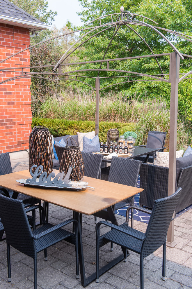Transitional home design photo in Toronto