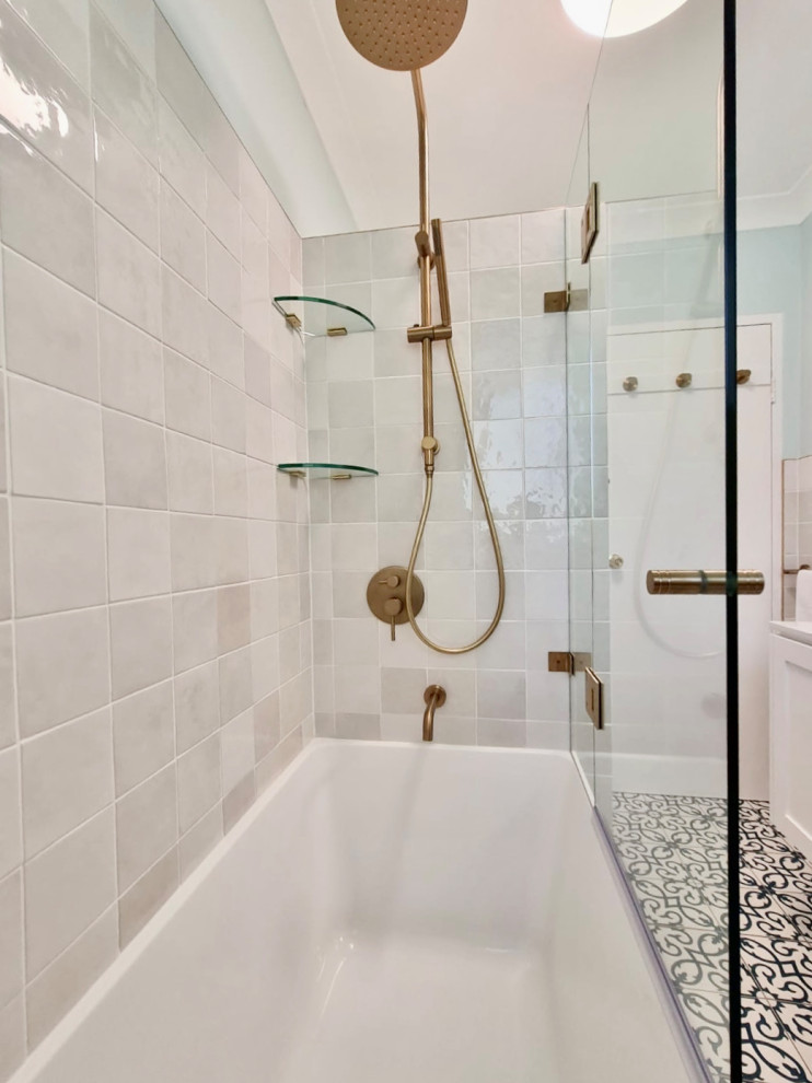 Идея дизайна: маленькая главная ванная комната с фасадами в стиле шейкер, белыми фасадами, отдельно стоящей ванной, душем над ванной, белой плиткой, керамической плиткой, зелеными стенами, полом из керамогранита, врезной раковиной, столешницей из искусственного кварца, разноцветным полом, душем с распашными дверями, белой столешницей, тумбой под одну раковину и подвесной тумбой для на участке и в саду