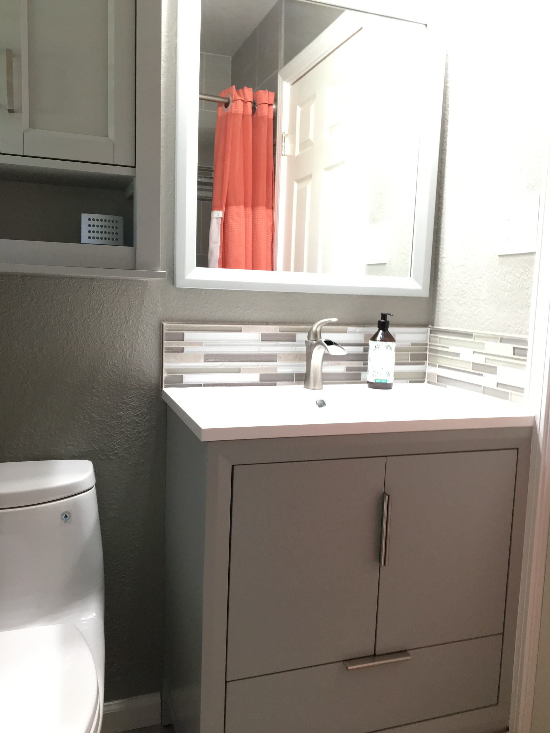 SMALL & FUNCTIONAL VANITY PAIRED W/WALL MOUNT MIRROR