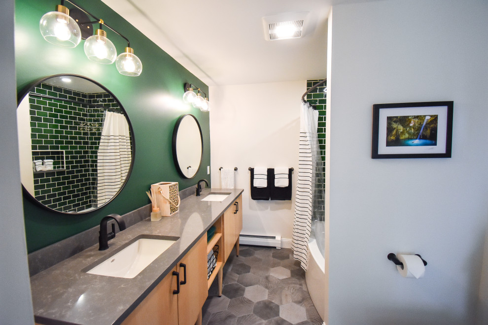 Aménagement d'une salle de bain classique en bois clair de taille moyenne pour enfant avec une baignoire en alcôve, un plan de toilette en quartz, un sol gris, un plan de toilette gris, un placard à porte plane, un combiné douche/baignoire, WC séparés, un carrelage vert, des carreaux de porcelaine, un mur vert, un sol en carrelage de céramique, un lavabo encastré, une cabine de douche avec un rideau, meuble double vasque et meuble-lavabo sur pied.