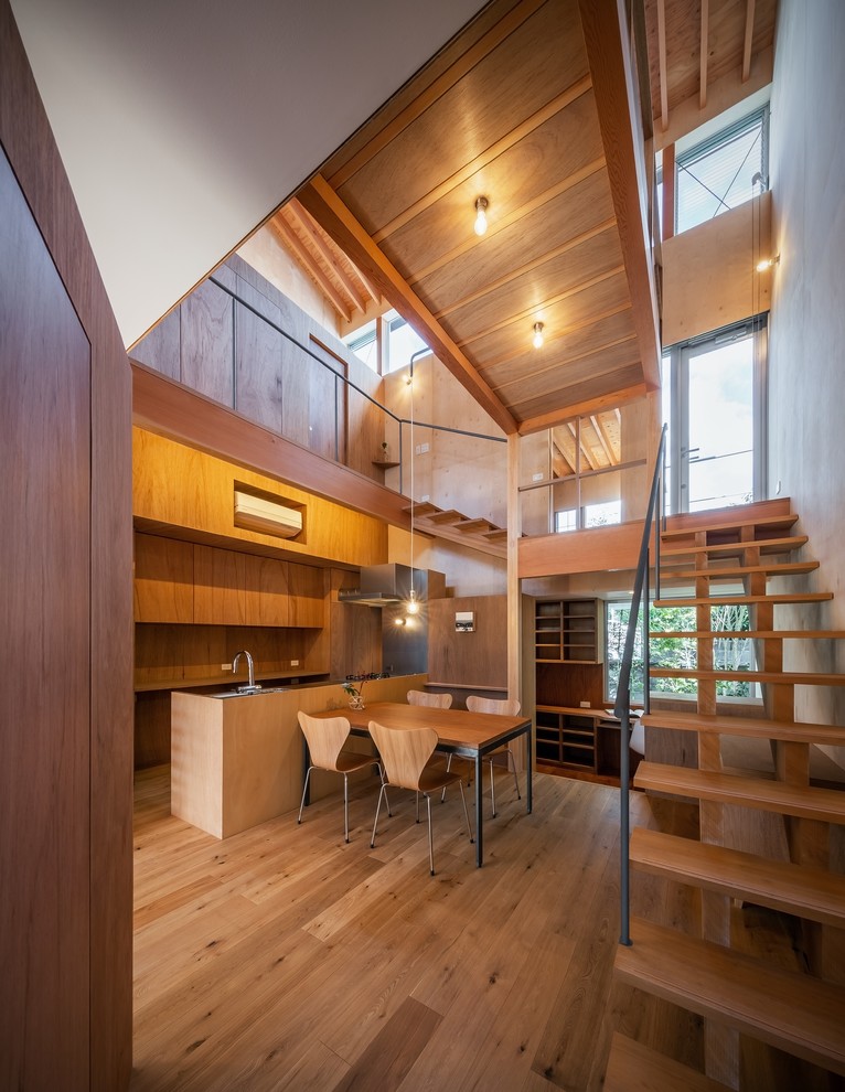 Mid-sized asian open plan dining in Osaka with brown walls, medium hardwood floors and brown floor.