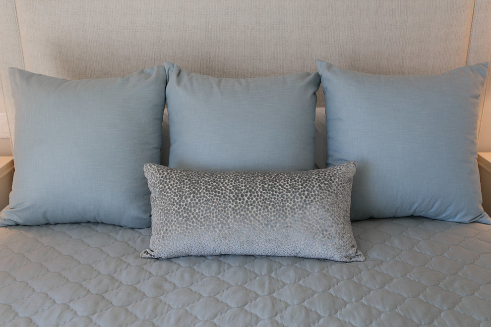 Bedroom - transitional master carpeted bedroom idea in Miami