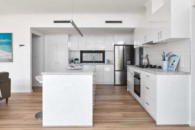 Galley Kitchen plus trendy-koekken