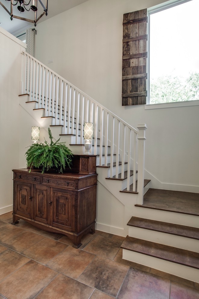 Photo of a country wood l-shaped staircase in Dallas with painted wood risers.