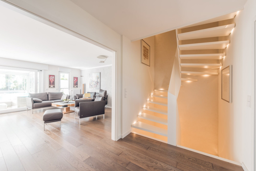 Белая лестница