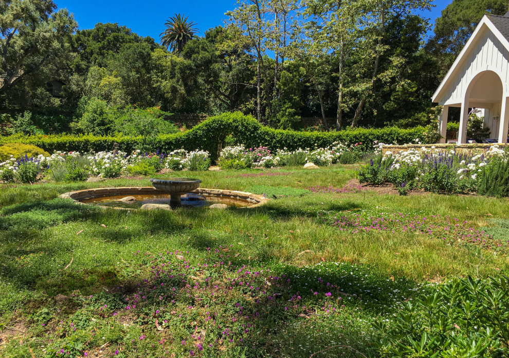 Idee per un ampio laghetto da giardino country