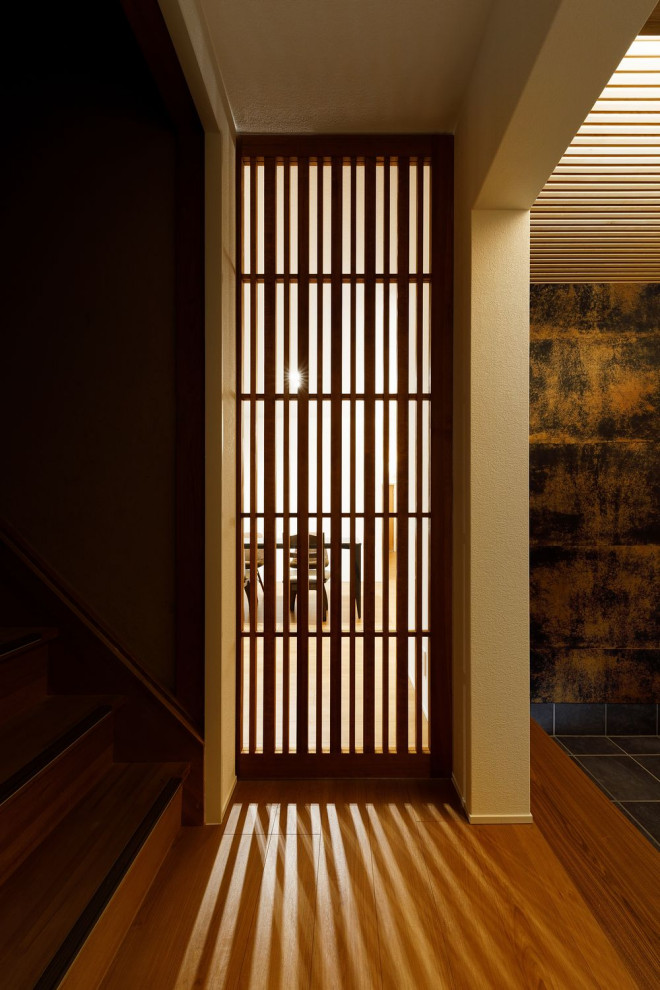 Exemple d'une entrée de taille moyenne avec un couloir, un mur blanc, parquet peint, un sol marron, un plafond en papier peint et du papier peint.