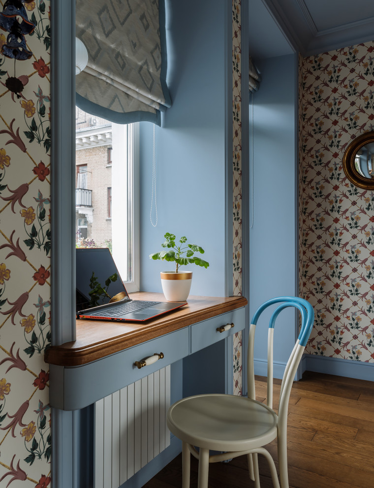 Источник вдохновения для домашнего уюта: кабинет в стиле неоклассика (современная классика) с разноцветными стенами, паркетным полом среднего тона, встроенным рабочим столом, коричневым полом и обоями на стенах